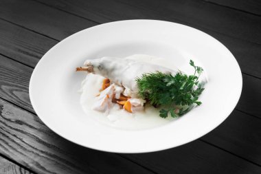 Ekşi krema beyaz plaka üzerinde demlenmiş Tavşan eti.