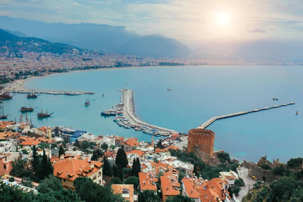 Foto de vista do porto de Alanya antes do pôr do sol. Turquia . — Fotografia de Stock