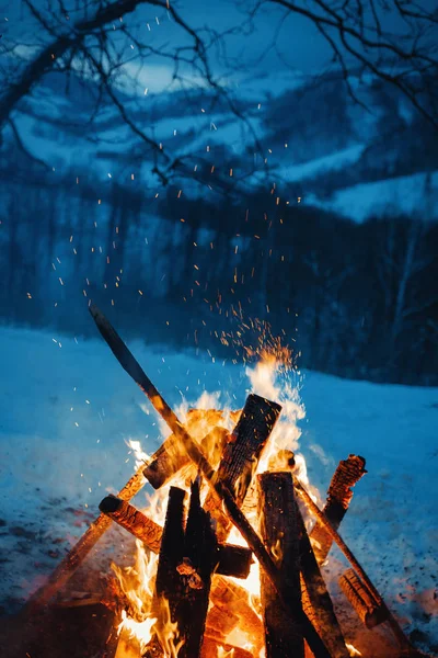 Kış kamp ateşi akşam dağların üst.
