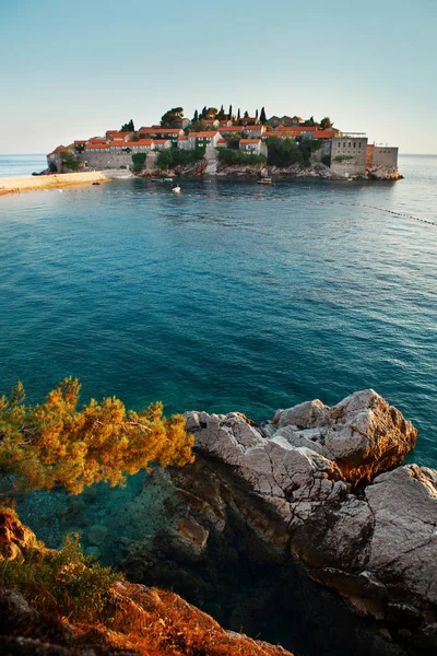 Wunderschöne Insel sveti stefan in budva an einem schönen Sommertag. Montenegro. — Stockfoto