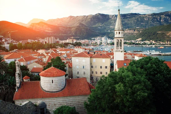 Cidade velha em Budva em um belo dia de verão. Budva Citadel. Mar Adriático . — Fotografia de Stock