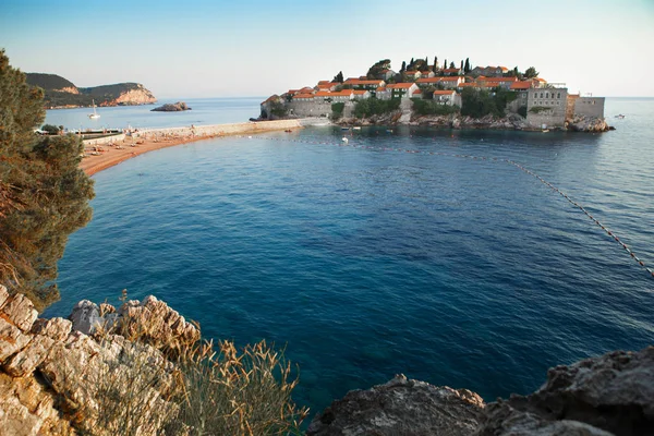 Bella isola di Sveti Stefan a Budva in una bella giornata estiva. Montenegro . — Foto Stock