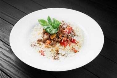 Spagetti makarna bolognese sos ve parmesan peyniri ile.