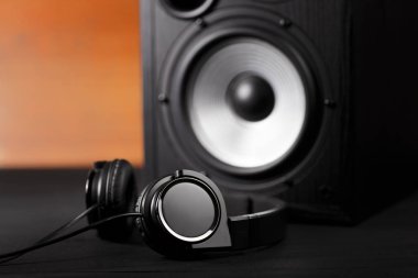 Fotoğraf siyah müzik ses hoparlör ve kulaklık. Yakın çekim.