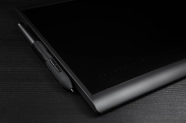 Grafik tablet kalemiyle Ressamlar ve siyah ahşap zemin üzerine tasarımcıları için.