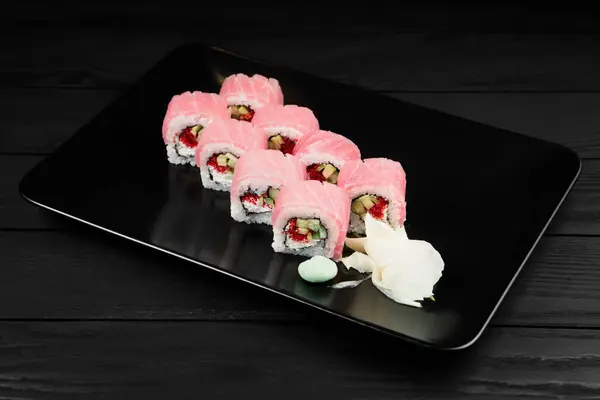 Traditionelle frische japanische Sushi-Rollen auf schwarzem Hintergrund. — Stockfoto