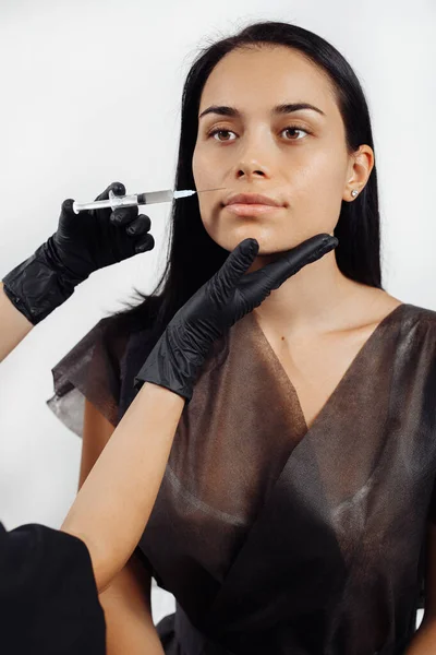 Bella giovane donna ottiene iniezioni facciali di bellezza nel salone. Procedure di invecchiamento e idratazione del viso . — Foto Stock