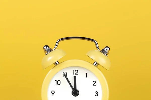 노란 배경에 있는 노란 둥근 알람 시계. — 스톡 사진