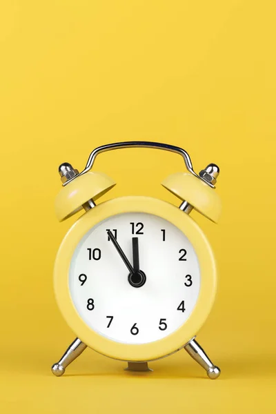 Reloj despertador amarillo redondo sobre fondo amarillo . —  Fotos de Stock