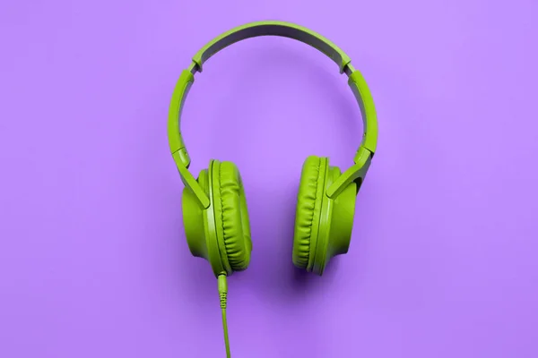 Elegantes auriculares modernos de color verde cian aislados sobre fondo púrpura . —  Fotos de Stock