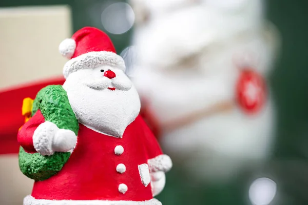 Nahaufnahme Foto von Gips bunten Weihnachtsmann isoliert über grünem Hintergrund. Neujahrs- und Weihnachtskonzept. — Stockfoto