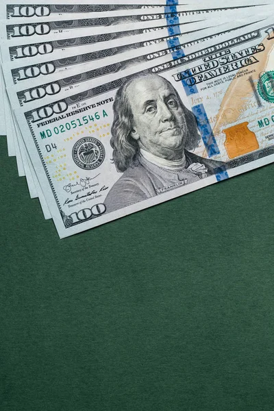 Stack száz amerikai dollár számlák zöld háttér. — Stock Fotó