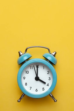 Cyan arka planında mavi yuvarlak alarm saati.