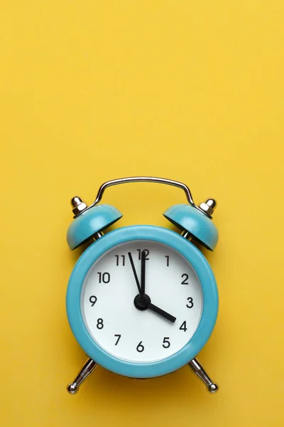 Reloj despertador redondo azul sobre fondo cian . —  Fotos de Stock