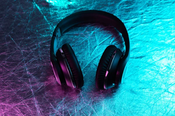 Retro 90s style photo of black stylish wireless headphone in neon lights. — 스톡 사진