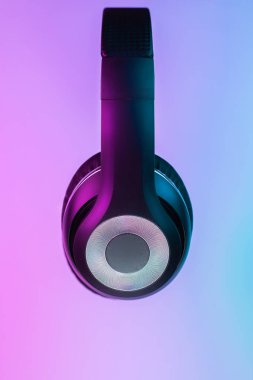 Neon ışıklarıyla siyah stil kablosuz kulaklığın Retro 90 tarzı fotoğrafı.
