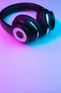 Neon ışıklarıyla siyah stil kablosuz kulaklığın Retro 90 tarzı fotoğrafı.