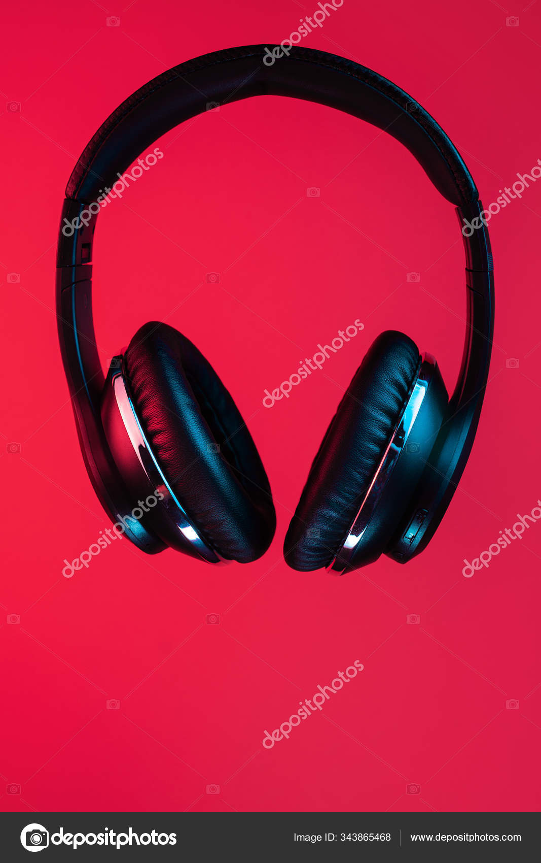 Foto de estilo retro 90s de auriculares inalámbricos modernos con estilo  negro en luces de neón sobre fondo rojo .: fotografía de stock © sklyareek  #343865468