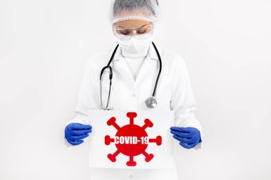 Üzerinde COVID 19 yazan afiş tutan doktor. Coronavirüs salgını ve salgın konsepti.