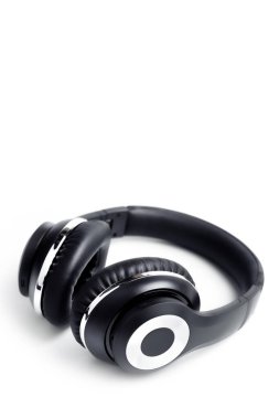 Beyaz arka planda siyah stil profesyonel kablosuz kulaklık. Yüksek kaliteli müzik stüdyosu kulaklığı..