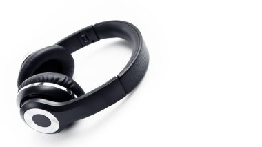 Beyaz arka planda siyah stil profesyonel kablosuz kulaklık. Yüksek kaliteli müzik stüdyosu kulaklığı..