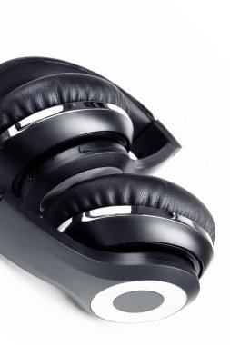 Beyaz arka planda siyah stil profesyonel kablosuz kulaklık. Yüksek kaliteli müzik stüdyosu kulaklığı..