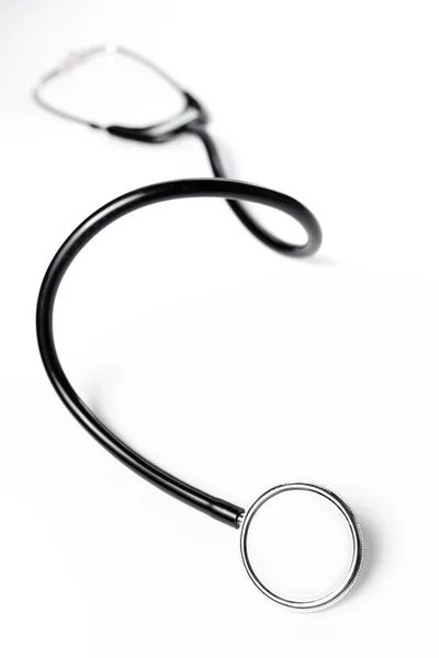 Foto van zwarte medische stethoscoop over witte achtergrond. — Stockfoto