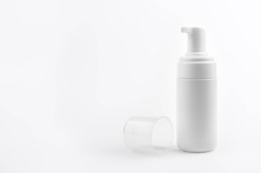 Beyaz arka planda köpük için beyaz plastik plastik kozmetik şişesinin fotoğrafı. Sağlık ve vücut bakımı kavramı.