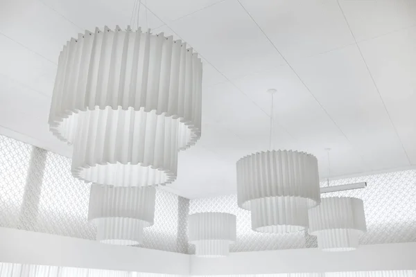 ภาพของแสงเพดานสีขาวทันสมัยที่มีรูปทรงวงกลม การออกแบบตกแต่งภายในที่เรียบง่าย . — ภาพถ่ายสต็อก