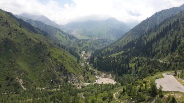 Dağ manzarası. alçak bulutlar