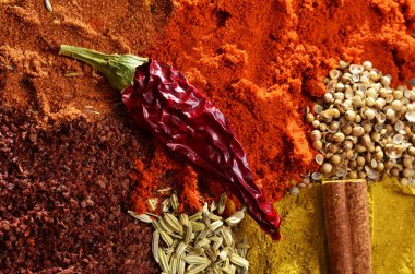 Bir tahta üzerinde çeşitli renkli baharat