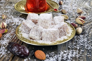 Türk lokumu Hindistan cevizi ve çay ile 