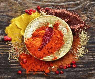 Baharat karışımı ahşap arka plan üzerinde