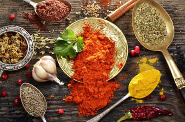 Baharat karışımı ahşap arka plan üzerinde