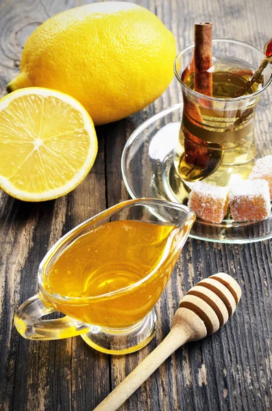 Honey and lemon on a wooden — Stock Photo, Image