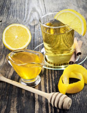 Bal, limon ve bir fincan çay 