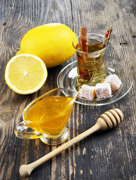 Miel, citron et une tasse de thé — Photo