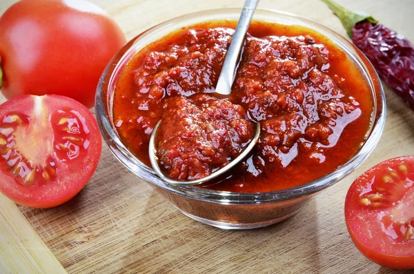 Rajčatové chutney ve skleněné míse — Stock fotografie