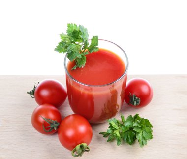 bardağın dolu taze hazırlanmış domates suyu