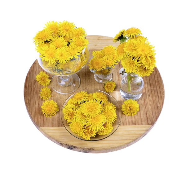 Жовта квітка кульбаби ізольована — стокове фото