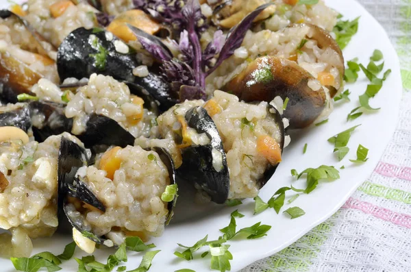 Risotto con le cozze nel piatto su un tavolo / paella — Foto Stock