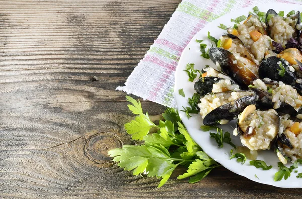 Risotto con le cozze nel piatto su un tavolo / paella — Foto Stock