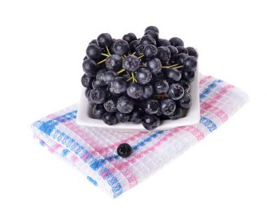 Siyah aronia (chokeberry) izole 