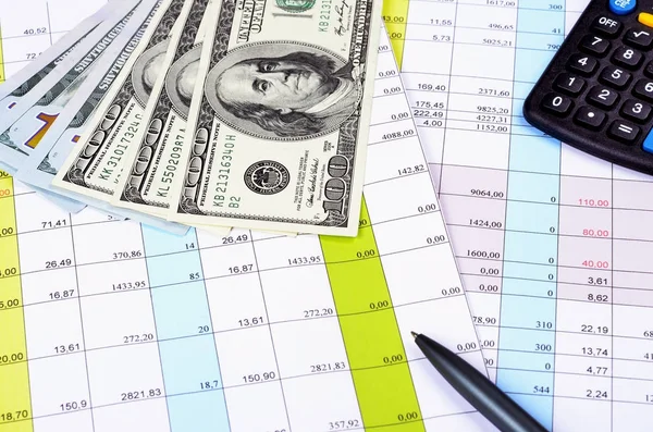 Hesap makinesi, kalem, gözlük, para ve belgeler ile iş kavramı. Seçici odak