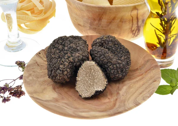 ahşap plaka üzerinde taze siyah mantar truffle