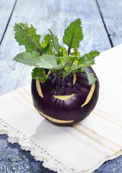 Cavoli Rapa Viola Freschi Con Foglia Backgroun Legno — Foto Stock