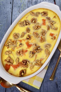 Karamelli muhallebi, kremalı puding - tatlı tatlı, ceviz, ahşap bir tahtada kabak