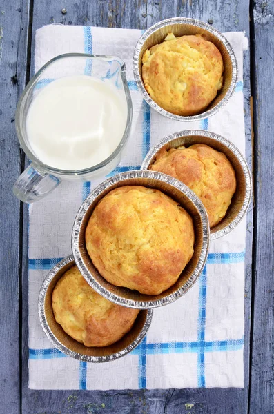 Muffin Snack Torte Salate Muffin Con Formaggio Piatto Legno Bicchiere — Foto Stock