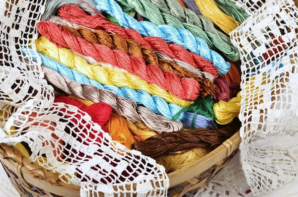 老式篮子与缝纫套件 在织物背景上的多色螺纹 手工编织花边 — 图库照片