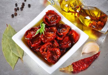 Kurutulmuş kiraz domates, baharatlar. İtalyan mutfağı.